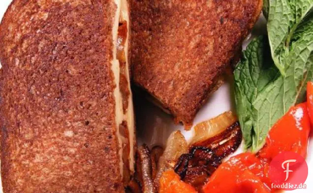 Französische Zwiebelsuppe gegrillter Käse