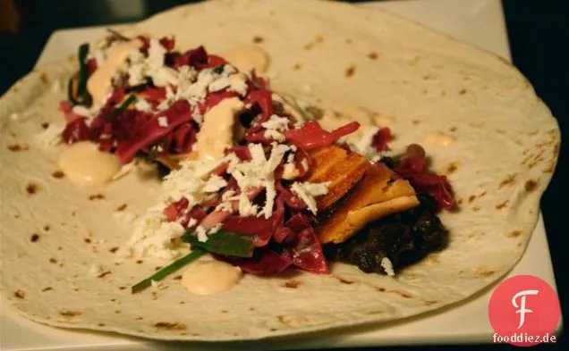 Gebratene Lachs-Tacos mit schwarzen Bohnen vom Grill, Kohlsalat und Chi