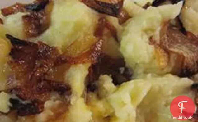 Kartoffelpüree, Rutabaga und Pastinakenauflauf mit karamellisierten Zwiebeln
