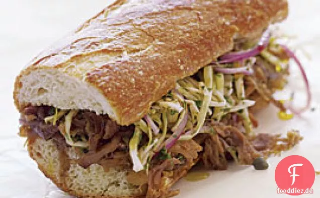 Pulled-Pork-Sandwiches mit Kohl, Kapern und Kräutersalat