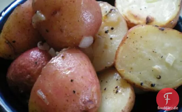 Gebratene neue Kartoffeln mit roten Zwiebeln