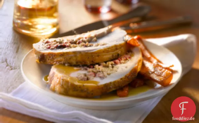 Putenbrust gefüllt mit Wurst, Fenchel und goldenen Rosinen