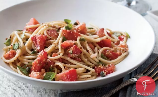 Spaghettini mit Tomaten, Sardellen und Mandeln