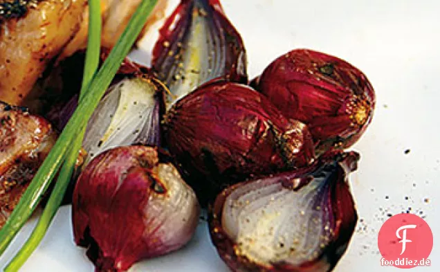 Gegrillte rote Perlzwiebeln
