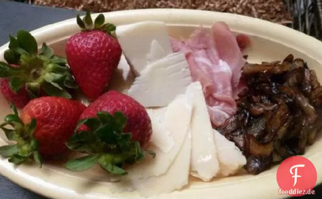 Antipasto aus Schinken, Käse, Erdbeeren und Balsamico-Zwiebel