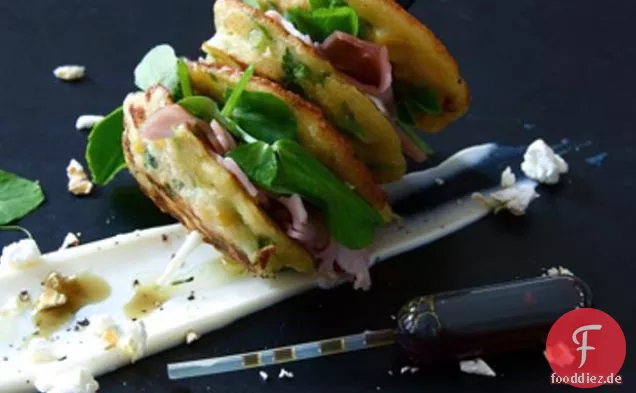 Mais auf dem Kolben und Sellerie Krapfen