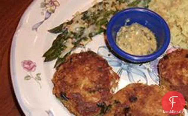 Perfekte Krabbenkuchen mit grünen Zwiebeln