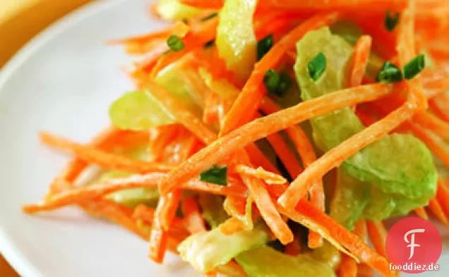 Karotten-Sellerie-Slaw mit Joghurt-Dressing