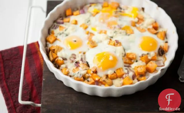 Gebratene Süßkartoffeln, Gorgonzola und gebackene Eier