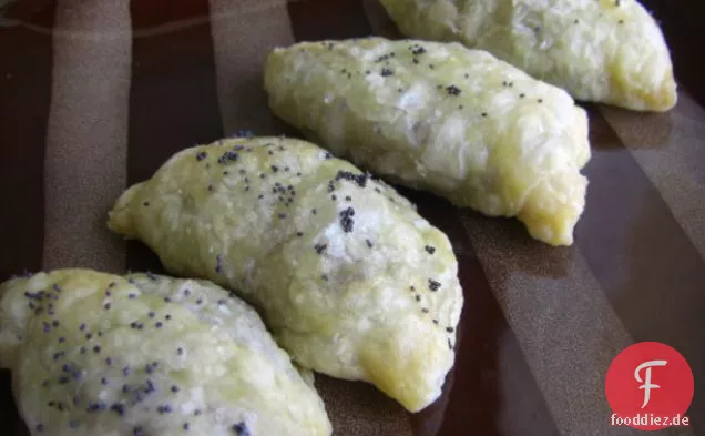 Piroschki (ein herzhaftes, gefülltes Gebäck)