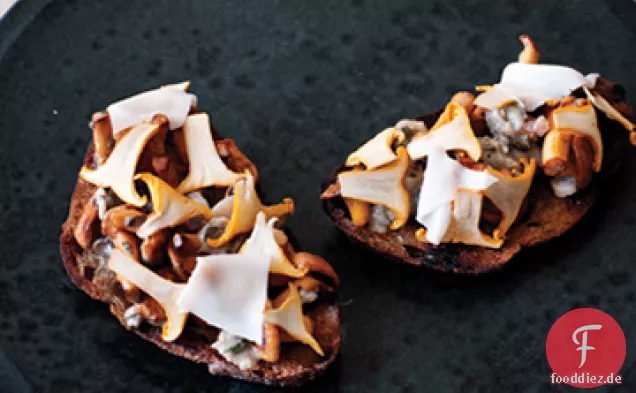 Sauerteigtoast mit Pilzen und Austern