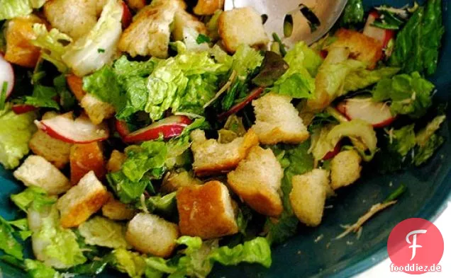 Grüner Salat mit Walnussöl, Sellerie und Radieschen