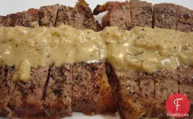 Geschnittenes Muschelsteak auf Parmesan-Toast mit Schalotten und Sauerrahmsauce