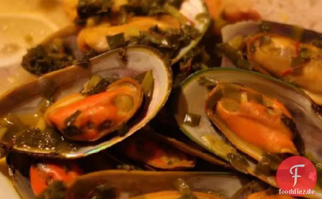Gedämpfte Muscheln in Safran-Wein-Brühe