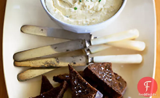 Camembert-Kümmelaufstrich auf Pumpernickel-Toast