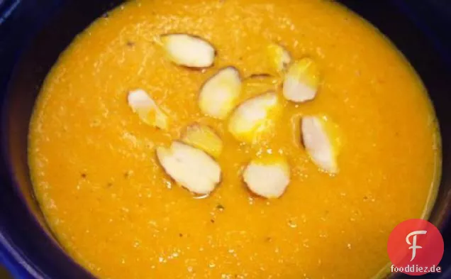 Karotte mit gerösteter Mandelsuppe