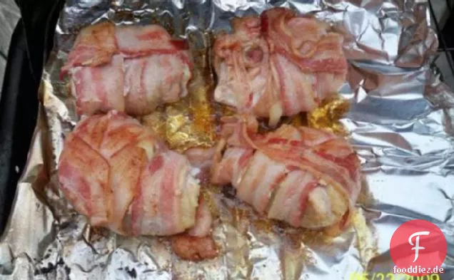 Gefüllte & gegrillte Speck umwickelte Hähnchenschenkel