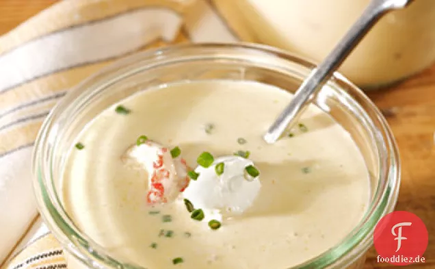 Gekühlte Mais- und Krebssuppe mit Creme Fraiche und Schnittlauch