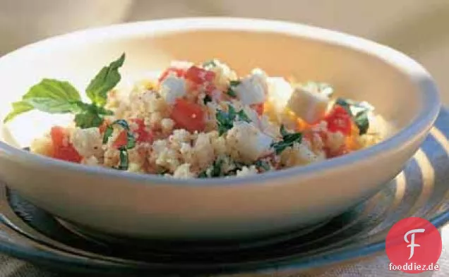 Frischem Mozzarella, Tomaten und basilikum Couscous-Salat