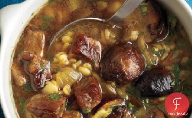 Gebratenes Rindfleisch, Pilze und Gerstensuppe