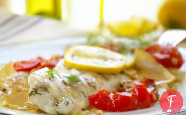 Gerösteter Barsch nach französischer Art mit Fenchel, Tomaten und Wein