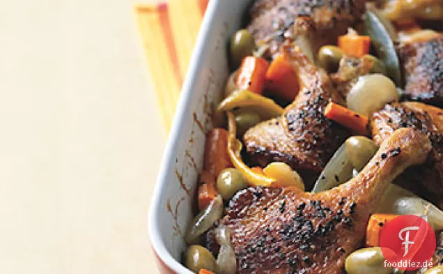 Spice-Rubbed entenkeule Geschmort mit Grünen Oliven und Karotten