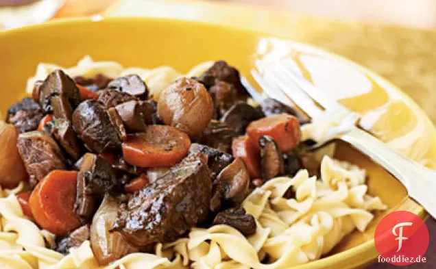 Rindfleisch geschmort mit Rotwein und Pilzen