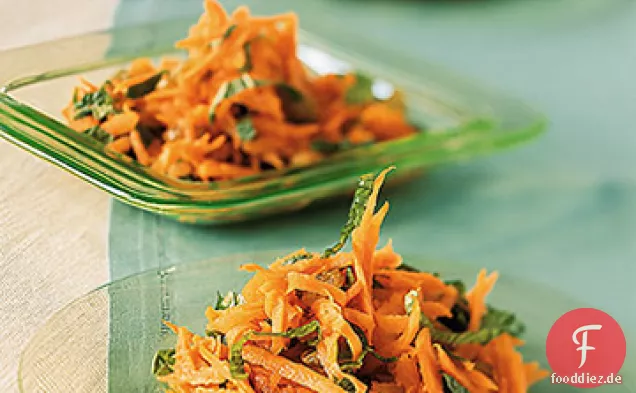 Karotten-, Minze- und goldener Rosinensalat