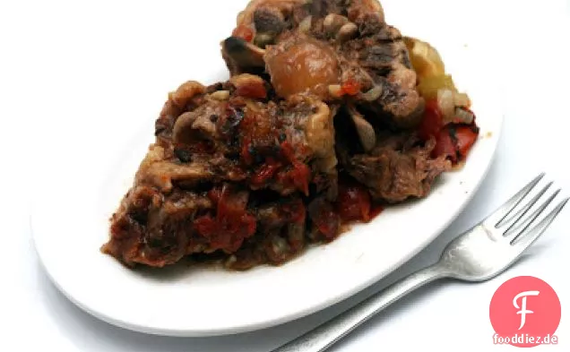 Geschmorte Ochsenschwänze mit Tomaten, Sellerie und Kapern