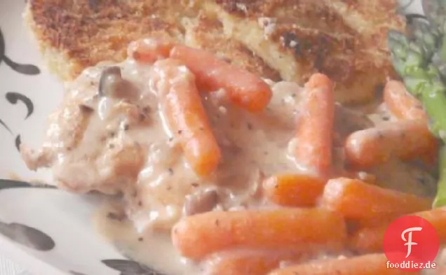 Skillet Hähnchenbrust Abendessen mit herzhaften Soße und Gemüse