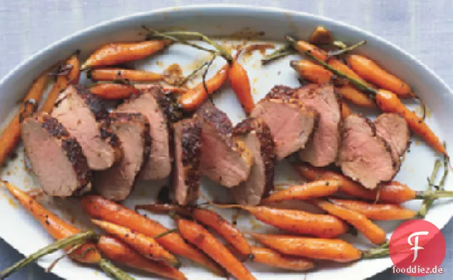 Gewürzgeriebenes Schweinefilet mit gerösteten Babykarotten