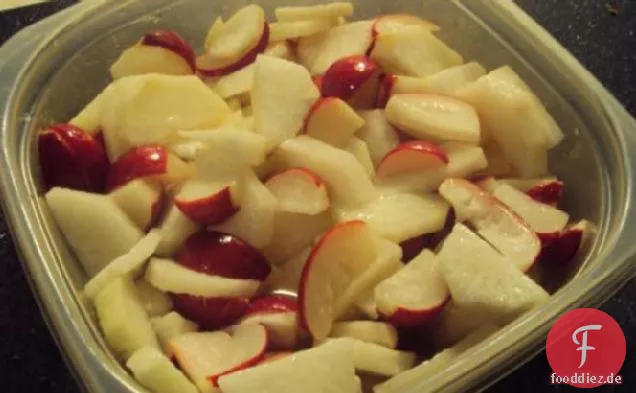 Eingelegter Daikon und rote Radieschen mit Ingwer