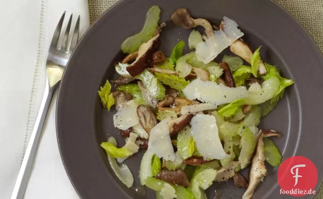 Sellerie-Pilz-Salat mit rasiertem Parmigiano