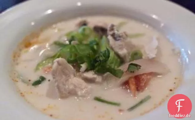 Thailändische Hühnchen-Kokosnuss-Suppe (Tom Kha Kai)