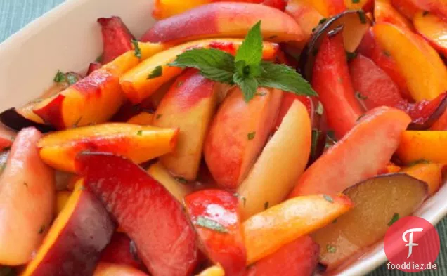 Ernsthafte Salate: Steinobst mit Ingwer-Limettensirup und Minze