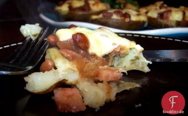 Kartoffelschalen gefüllt mit Schinken, gebackenen Bohnen und Käse