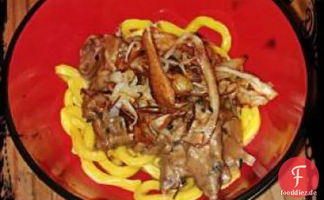Rindfleischspitzen & knusprige Pastinakenfäden mit Meerrettichcreme.