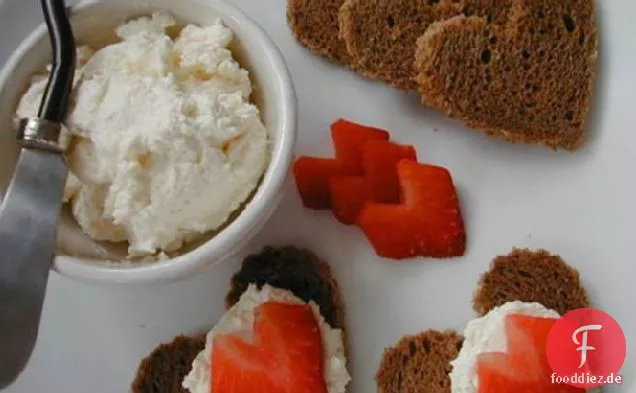 Meerrettich-Käse-Brotaufstrich Mit Erdbeeren