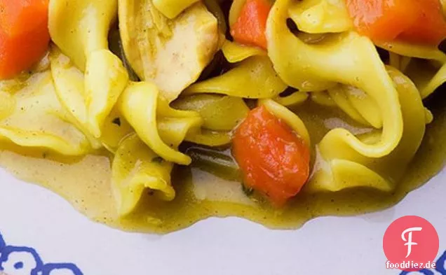 Zerkleinertes Huhn mit Nudeln