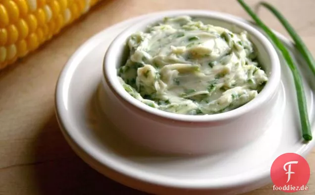 Flügel des Feuers mit Meerrettich-Dip-Sauce(oder Bleu-Käse)