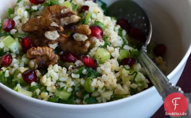 Gebrochener Weizen-, Walnuss- und Granatapfelsalat