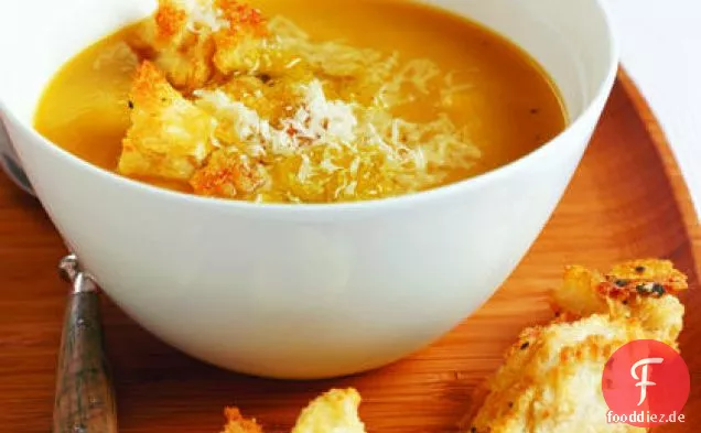 Butternut Squash Suppe mit Salbei und Parmesan Croutons