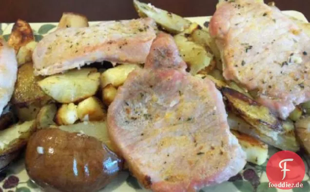 Schweinekoteletts mit Kartoffeln und Birnen gebacken