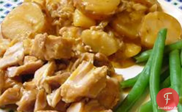 Schweinekoteletts und käsige überbackene Kartoffeln