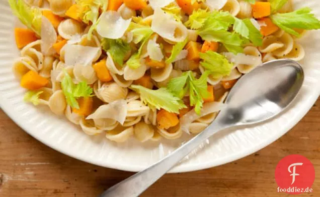 Butternut mit Sellerieblättern
