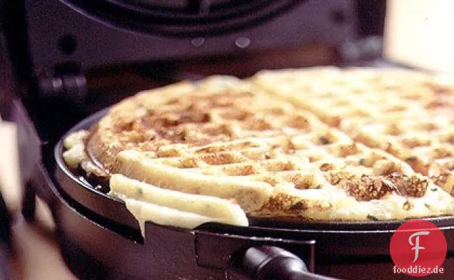 Sauerrahm, Cheddar und Schnittlauch Kartoffelwaffeln
