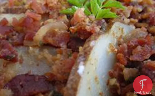 Geschnittene Kartoffeln mit Speck und Petersilie