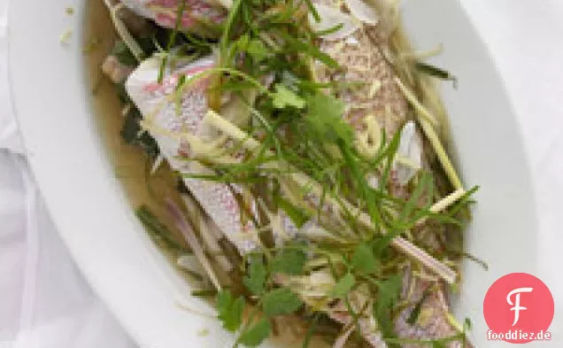 Gedämpfter ganzer Fisch