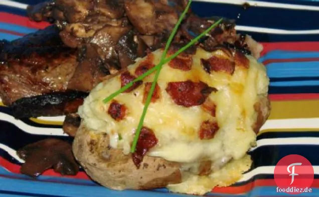 Mikrowellenversion von zweimal gebackenen Kartoffeln mit Käse und Speck