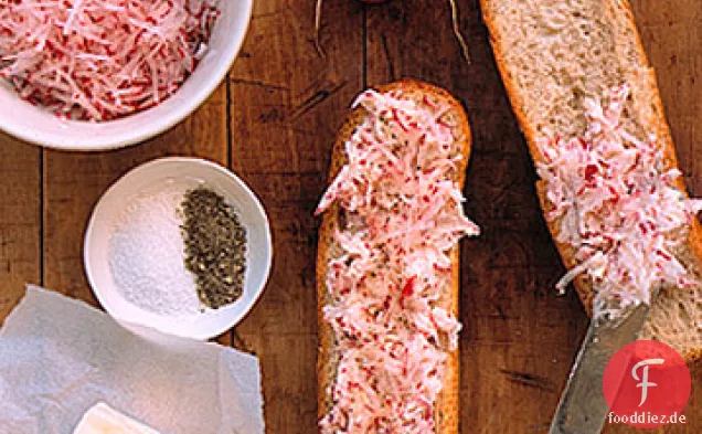 Radieschen-Butter auf Geröstetem Baguette